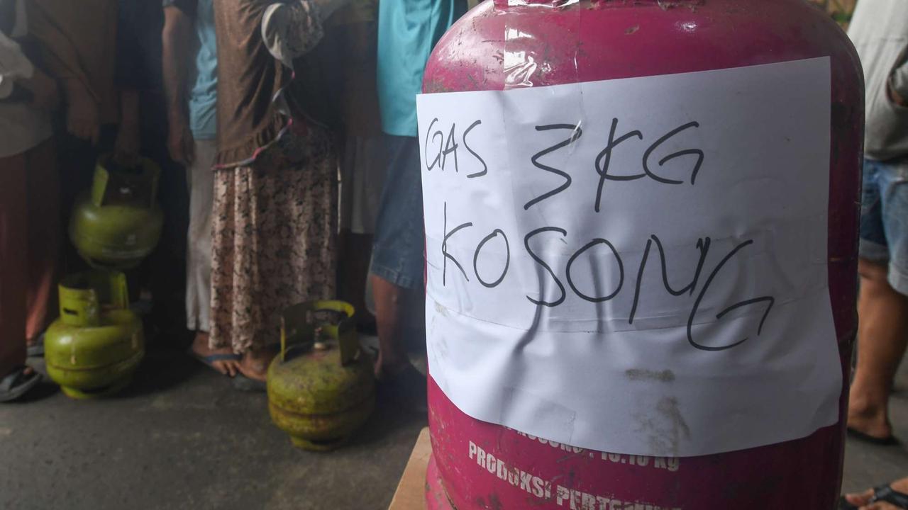 Antrean pembeli gas 3 kg