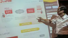 Kepala Staf Kepresidenan, Luhut Binsar Panjaitan meresmikan aplikasi Lapor di Kantor Staf Kepresiden, Jakarta, Selasa (5/5/2015). Aplikasi tersebut untuk mengajak masyarakat berpartisipasi dalam pengawasan program pemerintah. (Liputan6.com/Faizal Fanani) 