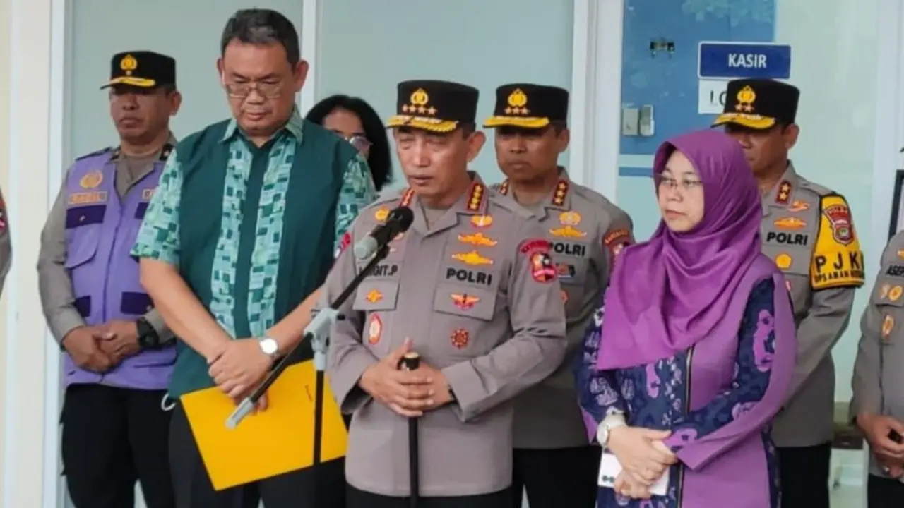 Kapolri Jenderal Listyo Sigit Prabowo di Rumah Sakit Islam Jakarta Cempaka Putih.