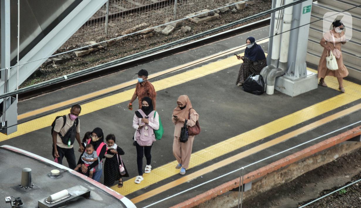 Calon penumpang KRL Commuter Line saat menunggu jadwal kereta di Stasiun Tanah Abang, Jakarta, Selasa (2/5/2023). (merdeka.com/Iqbal S. Nugroho)