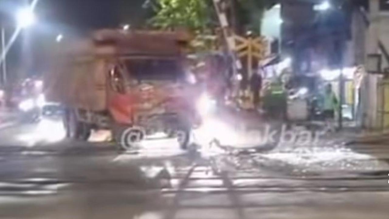 Detik-detik Mencekam Truk Tertabrak Kereta di Perlintasan Kebon Jeruk