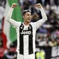 Striker Juventus, Cristiano Ronaldo, melakukan selebrasi usai meraih gelar juara Serie A 2019 di Stadion Juventus, Sabtu (20/4). Juventus menang 2-1 atas Fiorentina. (AP/Luca Bruno)