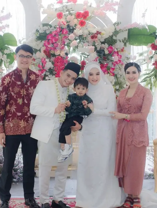 Penyanyi dangdut senior Iis Dahlia dan suami tampak hadir dalam pernikahan kedua Rizki. Penyanyi biasa disapa Isda itu hadir bersama sang suami, Satrio Dewandono. Sekedar informasi, Isda  dan suami sangat dekat dengan Rizki dan Nadya Mustika. [Instagram/lisaeryani2023]