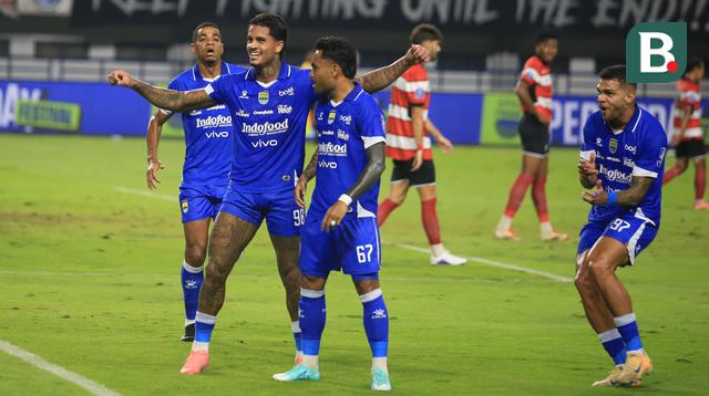 Persib Bandung Vs Madura United. (Bola.com/Erwin Snaz).