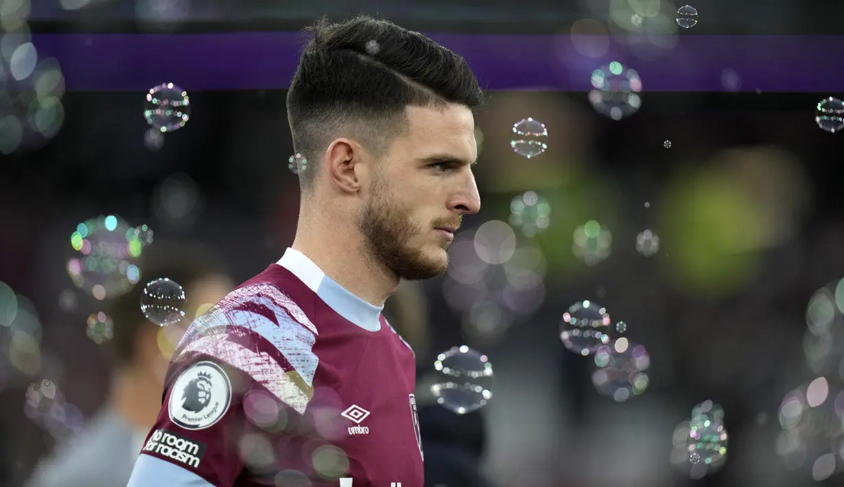 <p>Liverpool mempunyai selisih satu poin dari Aston Villa yang berada pada urutan kelima klasemen Liga Inggris dengan raihan 54 poin dari 33 laga. (AP Photo/Alastair Grant)</p>