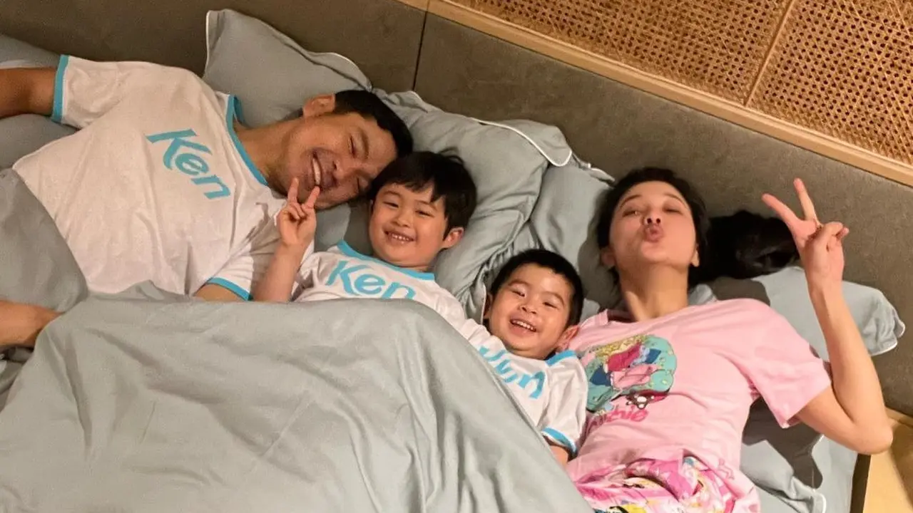 Sandra Dewi dan keluarga di tempat tidur (Instagram/sandradewi88)