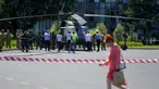 Prajurit berjalan dengan helikopter Black Hawk militer AS setelah mendarat darurat di boulevard yang sibuk, di Bucharest, Rumania, Kamis (15/7/2201). Pendaratan itu merusak dua mobil setelah merobohkan dua tiang lampu namun tidak ada korban yang dilaporkan. (AP Photo/Andreea Alexandru)