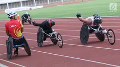 Sejumlah atlet WheelChair Racing Asian Para Games 2018 beradu cepat saat latihan di Stadion Madya, Kompleks GBK, Jakarta, Kamis (4/10). Asian Para Games 2018 berlangsung di Jakarta, 6-13 Oktober. (Liputan6.com/Helmi Fithriansyah)