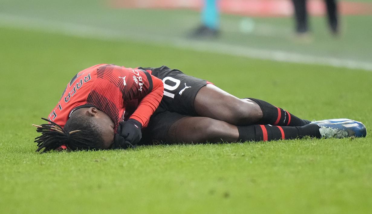 Striker AC Milan, Rafael Leao terbaring di lapangan setelah terkena tekel pemain Atalanta pada laga perempatfinal Coppa Italia 2023/2024 di San Siro Stadium, Milan, Kamis (11/1/2024) dini hari WIB. (AP Photo/Luca Bruno)