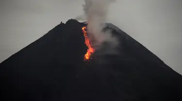 Gunung Merapi mengeluarkan lava pijar yang teramati dari Yogyakarta (7/1/2021). Pusat Vulkanologi Mitigasi dan Bencana Geologi (PVMBG) Badan Geologi Kementerian ESDM mencatat sebanyak 19 kali guguran lava pijar dari Gunung Merapi di daerah istimewa Yogyakarta dan Jawa Tengah. (AFP/Agung Supriyanto)