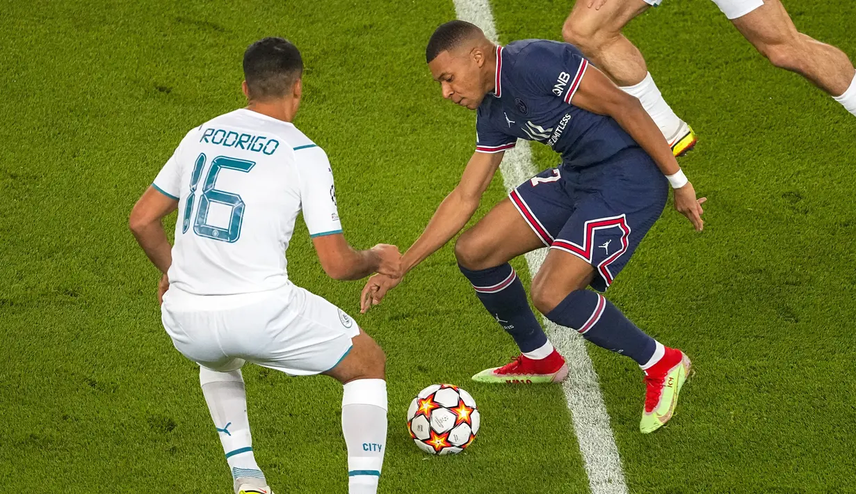 Penyerang PSG, Kylian Mbappe berusaha melewati pemain Manchester City, Rodrigo pada pertandingan grup A Liga Champions di Parc des Princes di Paris, Rabu (29/9/2021). Dengan hasil ini, PSG berada di posisi pertama klasemen dengan 4 poin. (AP Photo/Michel Euler)
