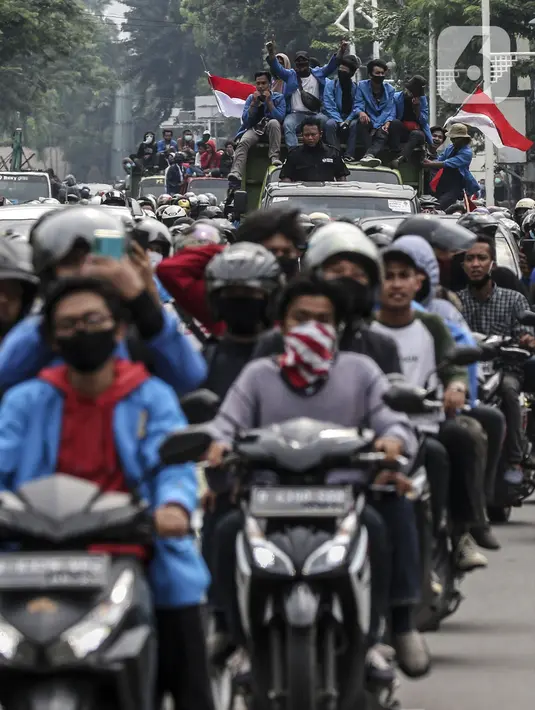 Mahasiswa menaiki sejumlah kendaraan saat konvoi menuju Gedung DPR/MPR, Jakarta, Kamis (8/10/2020). Mahasiswa ini rencananya akan menggelar aksi menolak UU Cipta Kerja. (Liputan6.com/Johan Tallo)
