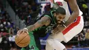 Pebasket Boston Celtics, Kyrie Irving, berusaha melewati pebasket Detroit Pistons, Andre Drummond, pada laga NBA di Little Caesars Arena, Senin (11/12/2017). Celtics menang 91-81 atas Pistons. (AP/Duane Burleson)