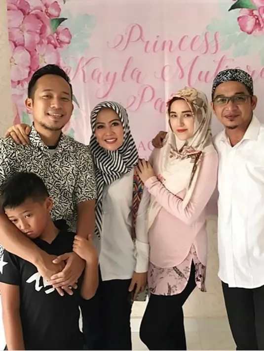 Acara itu tidak hanya dihadiri oleh dua keluarga Pasha dan Adelia serta tetangga terdekat. Tampak Denny Cagur datang bersama anak dan istrinya. (Instagram/adeliapasha)