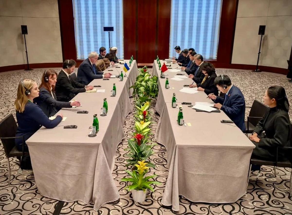 Menteri Luar Negeri Ukraina Andrii Sybiha menggelar pertemuan bilateral dengan Menteri Luar Negeri China Wang Yi di Munich
