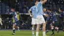 Penyerang Napoli, Lorenzo Insigne (kiri) berselebrasi usai mencetak gol ke gawang Lazio pada pertandingan lanjutan Liga Serie A Italia di stadion Olimpiade Roma, Senin (28/2/2022). Napoli menang tipis atas Lazio 2-1. (AP Photo/Gregorio Borgia)