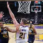 Donovan Mitchell (no 45) melakukan layup saat melawan Lakers (AP)