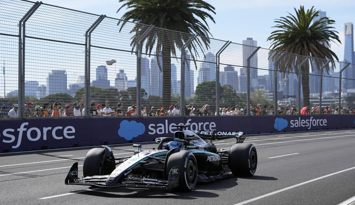 Pembalap Mercedes, Gorge Russell memacu mobilnya dalam sesi latihan bebas Formula 1 GP Australia 2025 di Sirkuit Albert Park, Melbourne, Australia pada Jumat (14/03/2025). (AP Photo/Asanka Brendon Ratnayake)