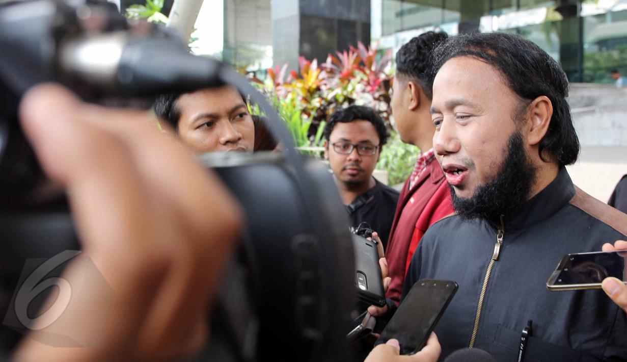 Ustad Haryono saat memberi keterangan di Gedung KPK, Jakarta, Senin (8/6/2015). Haryono diperiksa sebagai saksi kasus dugaan pemerasan dalam pengadaan alat kesehatan di Pemprov Banten dengan tersangka Ratu Atut. (Liputan6.com/Helmi Afandi)
