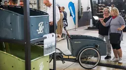 Pengunjung melihat sepeda kargo dalam pameran sepeda di Berlin, Jerman (15/4). Pameran ini menampilkan sejumlah sepeda kargo unik berbagai bentuk. (AFP / Odd Andersen)