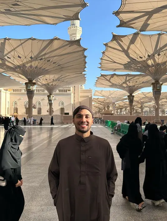 Untuk tampilannya di Masjid Madinah ini, Refal Hady juga menambahkan topi serupa peci. Topi ini merupakan rajut berwarna cokelat yang senada dengan outfitnya. Foto: Instagram.