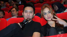  Demian tampil mesra dengan Sara Wijayanto saat hadiri Premiere film Godzilla di XXI Gandaria City, Selasa (14/5/2014) (Liputan6.com/Faisal R Syam).