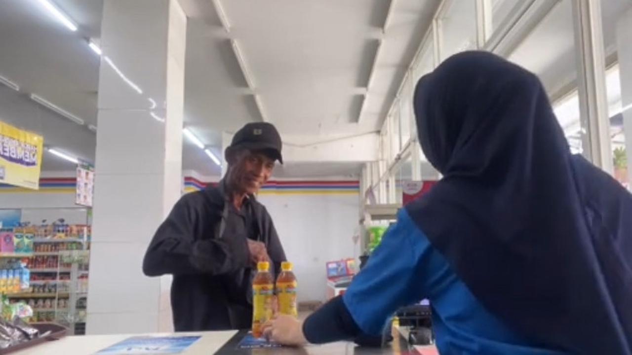 Aksi Perempuan Penjaga Kasir Minimarket Belikan Minuman untuk Pedagang Lansia yang Kelelahan Ini Viral, Banjir Pujian