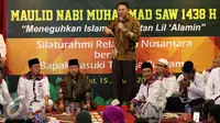 Cagub DKI Jakarta, Basuki Tjahaja Purnama (tengah) memberi pernyataan saat peringatan Maulid Nabi Muhammad SAW 1438H di Jakarta, Minggu (15/1). Acara digelar secara terbuka dihadiri ratusan anggota Relawan Nusantara. (Liputan6.com/Helmi Fithriansyah)