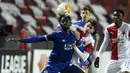 Wilfred Ndidi - Pemain berusia 24 tahun ini merupakan jendral lapangan tengah Leicester City asuhan Brendan Rodgers. Gelandang bertahan yang disebut sejajar dengan Kante dan Fabinho itu ternyata mendapat bayaran 75 ribu Pounds perpekan. (AFP/ Michal Cizek)