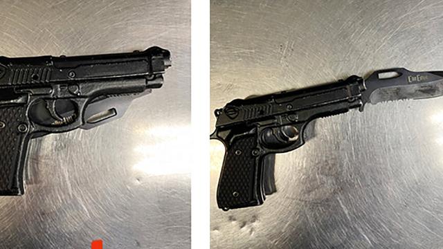 Senjata yang dibawa penyerang Dave Chappelle. (Los Angeles Police Dept. via AP)