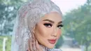 Saat momen pengajian, Reza Artamevia tampil glamor mengenakan dress dan turban berpayet nuansa putih-pink.  [@rezaartameviaofficial/@angelinasondakh09].