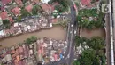 Foto udara suasana Sungai Ciliwung yang diapit pemukiman padat penduduk di kawasan Manggarai, Jakarta, Selasa (7/1/2020). Pemprov DKI Jakarta akan membebaskan 118 bidang lahan untuk proyek normalisasi Sungai Ciliwung pada tahun 2020 yang tersebar di empat kelurahan. (Liputan6.com/Immanuel Antonius)