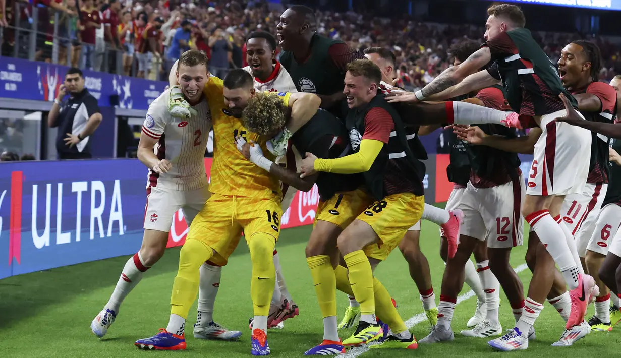 Pemain Kanada melakukan selebrasi setelah menang atas Venezuela melalui adu penalti pada laga perempat final Copa America 2024 di AT&T Stadium, Arlington, Texas, Sabtu (06/07/2024) WIB. (AP Photo/Richard Rodriguez)