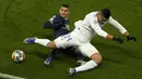 Gelandang Real Madrid Casemiro berebut bola dengan gelandang Paris Saint Germain (PSG) Marco Verratti pada leg pertama babak 16 besar Liga Champions di Stadion Parc des Princes, Rabu dini hari WIB (16/2/2022). PSG susah payah kalahkan Real Madrid 1-0. (AP Photo/Francois Mori)