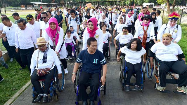Iriana Joko Widodo bersama istri wakil presiden dan istri menteri melakukan jalan sehat keluarga pada Minggu (8/12/2019) pagi. (Foto: Muchlis Jr - Biro Pers Sekretariat Presiden)