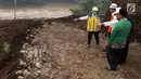 Presiden Joko Widodo mendengar penjelasan saat meninjau proyek Terowongan Nanjung di Kabupaten Bandung, Jawa Barat, Minggu (10/3). Terowongan Nanjung menembus tebing sepanjang 230 meter. (Liputan6.com/Angga Yuniar)