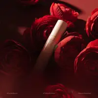 Nuansa merah untuk wujudkan tampilan bibir yang penuh pernyataan. (Foto: DearMeBeauty/ Instagram)