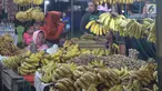 Pedagang menjual pisang dan kacang di pasar malam pada tradisi Malam Qunut di Desa Payunga, Kec. Batudaa, Kab. Gorontalo, Senin (20/5/2019). Tradisi Malam Qunut di Gorontalo dilakukan pada setiap pertengahan bulan Ramadan dengan beramai-ramai memakan pisang dan kacang. (Liputan6.com/Arfandi Ibrahim)