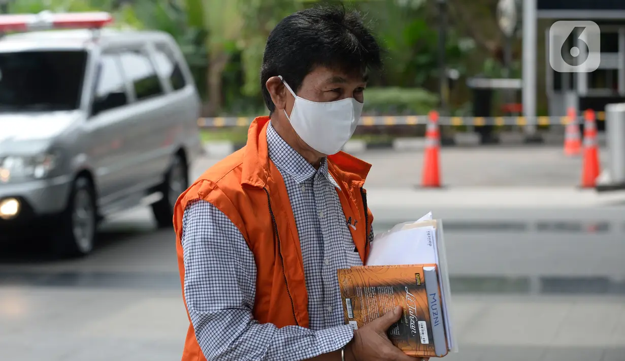 Bupati Solok Selatan nonaktif,  Muzni Zakaria berjalan akan menjalani pemeriksaan penyidik di Gedung KPK, Jakarta, Selasa (28/4/2020). Muzni diperiksa sebagai tersangka kasus dugaan suap proyek pembangunan infrastruktur Jembatan Ambayan dan Masjid Agung di Solok Selatan. (merdeka.com/Dwi Narwoko)