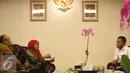 Menteri Sosial Khofifah Indar Parawansa berdialog dengan Kepala Densus 88 Eddy Hartono saat melakukan pertemuan di ruang kerja Kemensos, Jakarta, Selasa (31/1). (Liputan6.com/Helmi Affandi)
