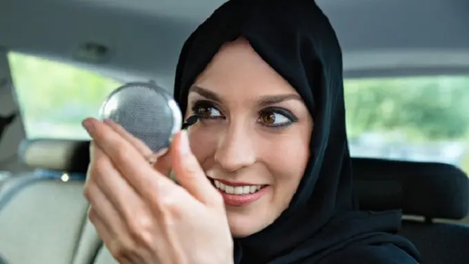 [Bintang] Ini Cara Paling Simpel Buat Hijabers Memasang Bulu Mata