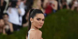 Kendall Jenner yang baru saja menghapus akun Instagramnya beberapa waktu lalu kembali hadir dengan berita baru. Kali ini terkait dengan kemerosotan karirnya lantaran berita soal operasi plastik. (AFP/Bintang.com)