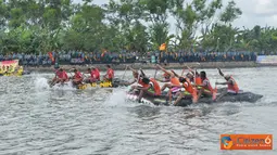 Citizen6, Surabaya: Tim Marinir Wilayah Timur (Marwiltim) begitu digjaya di cabang olahraga perahu naga dalam Pekan Olahraga Wilayah Timur (Porwiltim) TNI AL 2012 di Waduk Kedurus, Wiyung, Surabaya, Jumat (8/6). (Pengirim: Penkobangdikal)
