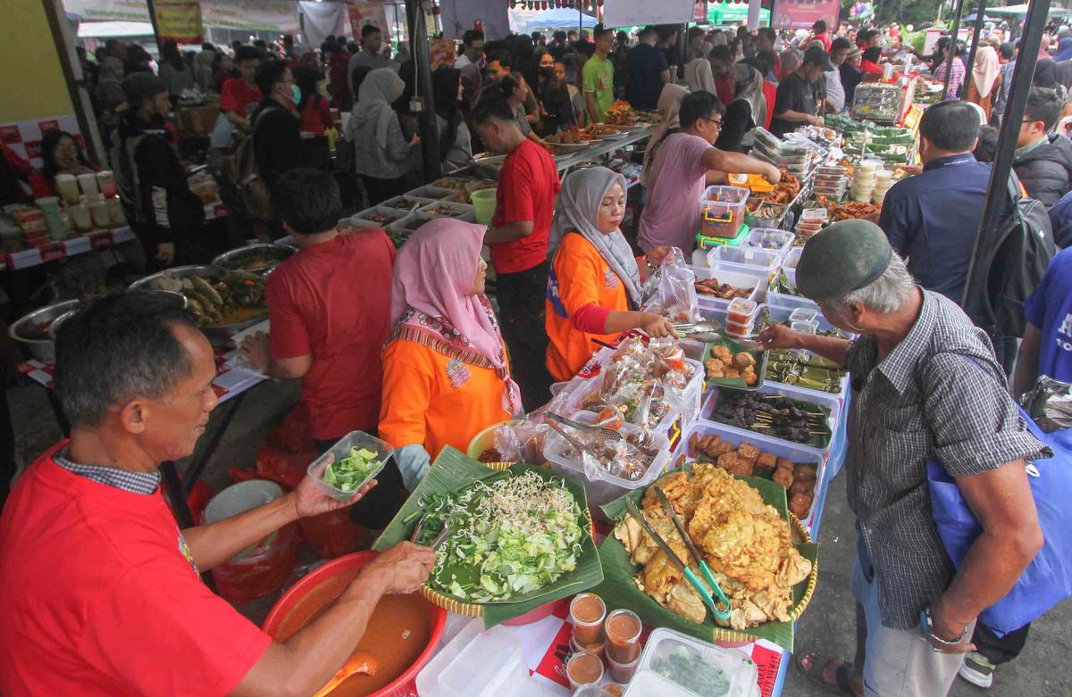 FOTO: Pasar Takjil Benhil Jadi Magnet Warga Berburu Menu Berbuka
