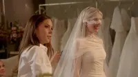 Emma Roberts Menikah dengan Pesona Bak Boneka Antik, Pakai Gaun Vintage Monique Lhuillier
