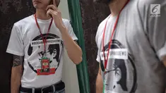 Sejumlah rekan Tio Pakusadewo mengenakan kaos dukungan untuk sang aktor sebelum sidang pembacaan pledoi di Pengadilan Negeri Jakarta Selatan, Kamis (28/6). Sebelumnya Tio dituntut 6 tahun penjara dan denda sebesar Rp 800 juta. (Liputan6.com/Faizal Fanani)