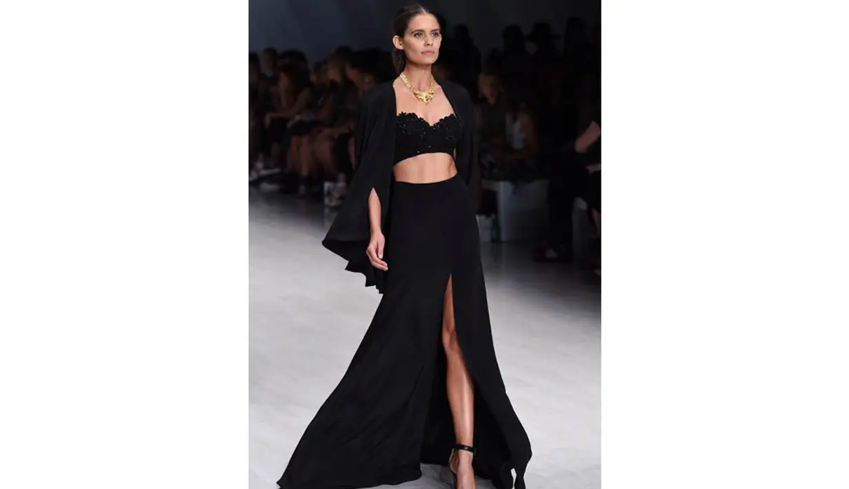  Seorang model memeragakan baju rancangan MacGraw di Australia Fashion Week 2014, Sydney (9/4/2014) (AFP Photo/William west).
