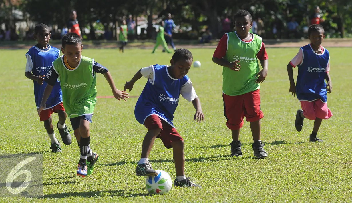 Sejumlah anak bermain bola saat pelatihan singkat di Korem Manokwari Manokwari, Papua Barat, Selasa (16/8). Jelang perayaan HUT RI ke-71, PT Pertamina mengadakan pelatihan singkat dan laga trofeo di Manokwari. (Liputan6.com/Helmi Fithriansyah)