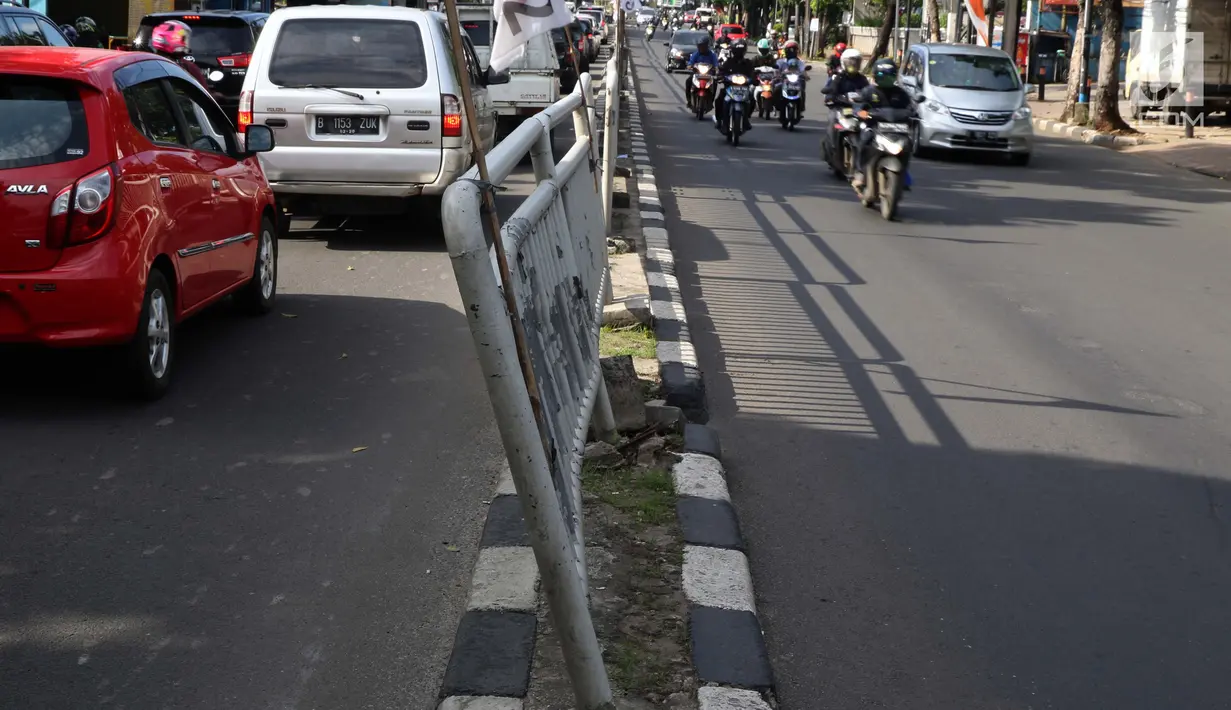 Salah satu ruas pembatas jalan Prof. DR. Soepomo terlihat miring, Jakarta, Jumat (22/2). Kondisi pagar pembatas jalan di jalan Prof. DR. Soepomo mengalami kerusakan di beberapa titik. (Liputan6.com/Helmi Fithriansyah)