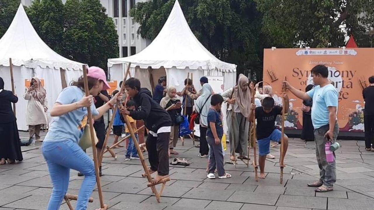 Kampung Dolanan Hadirkan Sensasi Bermain Egrang di Hari Angklung Sedunia Kota Tua